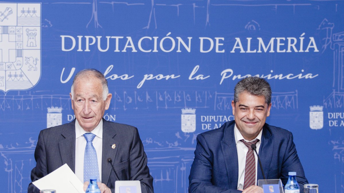 El presidente de Diputación, Gabriel Amat y el rector de la UAL, Carmelo Rodríguez, esta mañana.