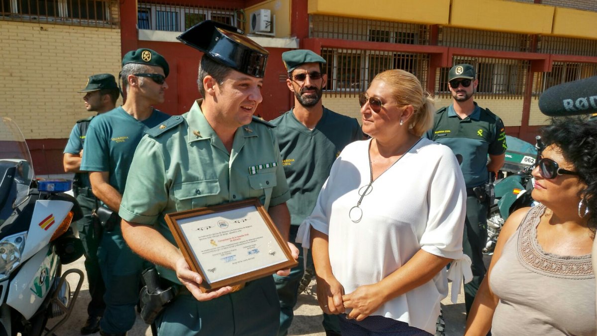 Josefa Torres entregando a la Guardia Civil el diploma de reconocimiento.