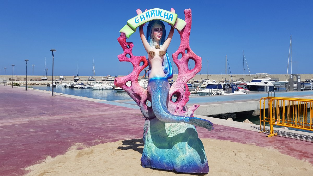 Una sirena protagoniza la falla del Puerto Deportivo.