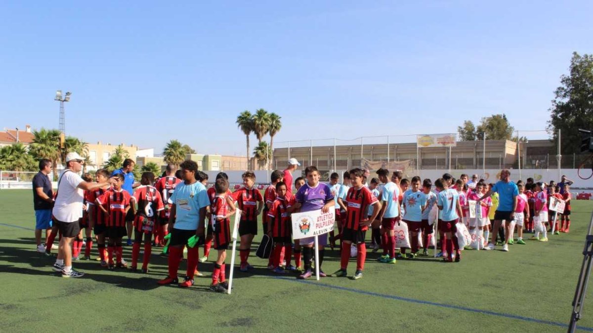 Los equipos posando en el campo de San Miguel.
