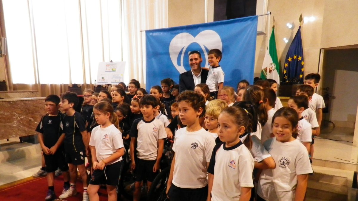Alumnos junto al concejal Juanjo Alonso.