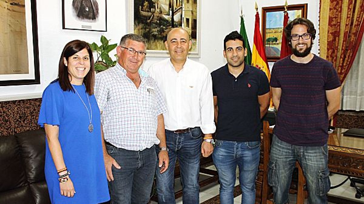 El alcalde y la concejala con dos de los jóvenes contratados y el responsable de la empresa.