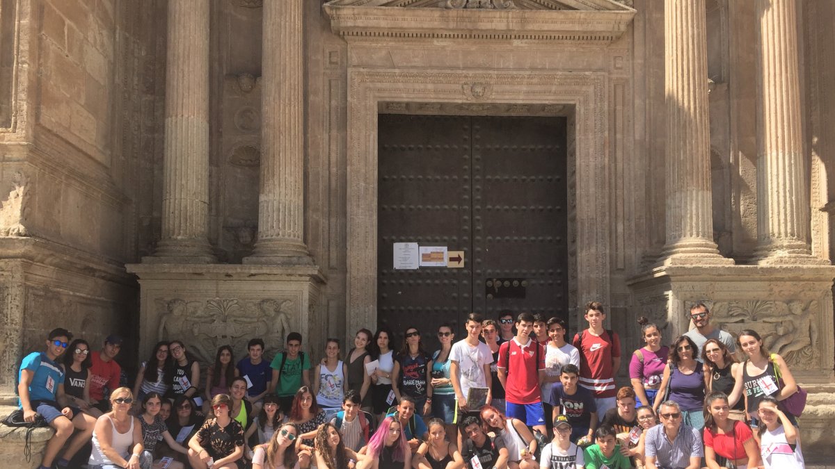 Foto de familia de los alumnos y profesores del IES Nicolás Salmerón a las puertas de la Catedral.
