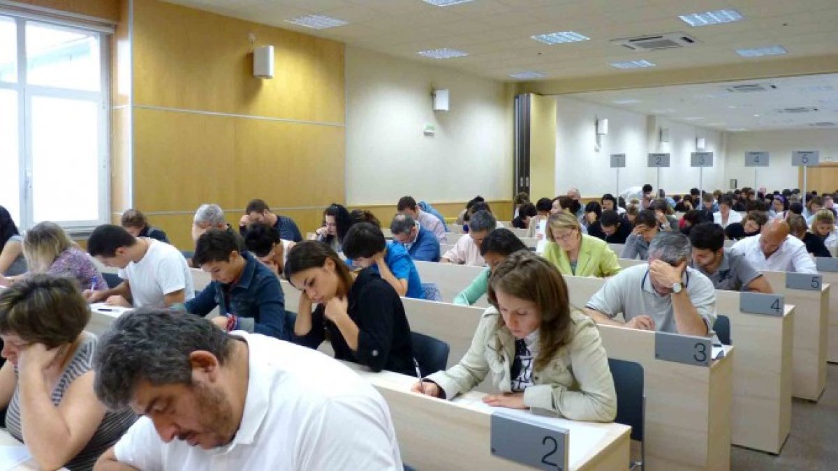 Exámenes para adultos. Fotografía de archivo.