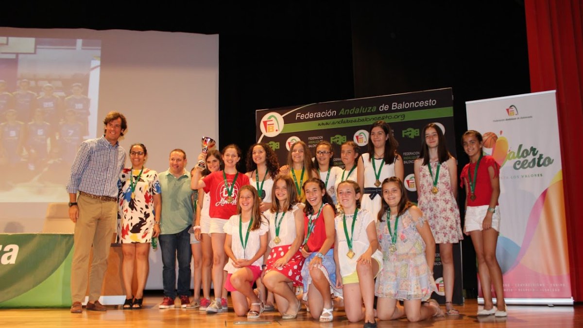 Los equipos fueron subiendo al escenario.