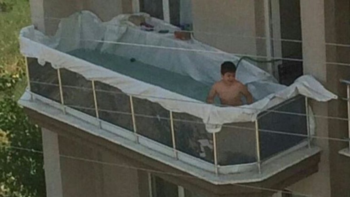 El niño bañándose en la piscina improvisada./ TWITTER