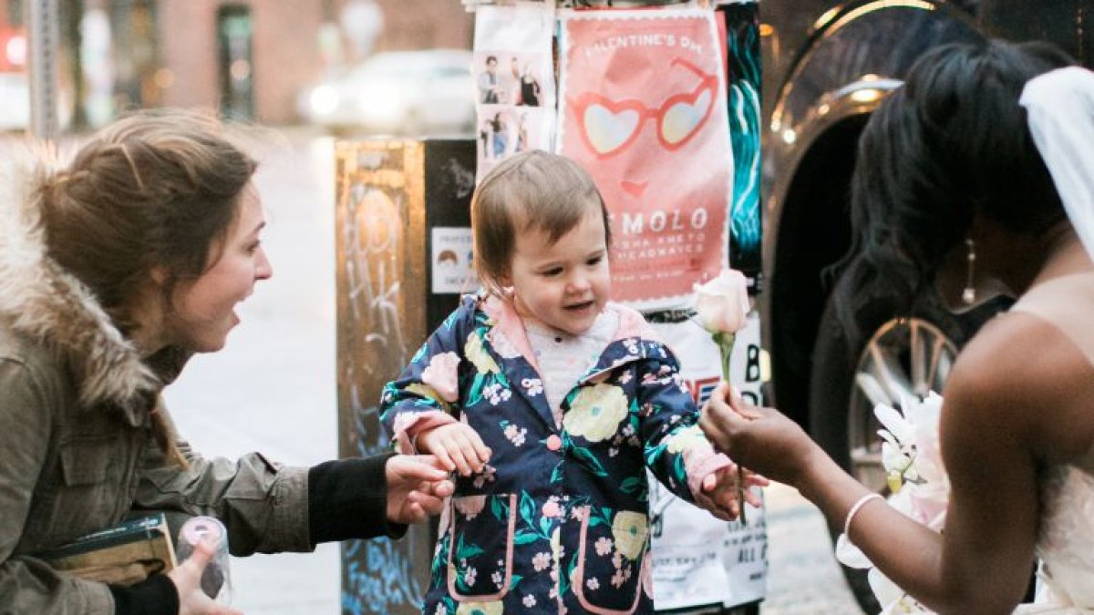 Momento en el que la pequeña ve a la novia. / Imgur