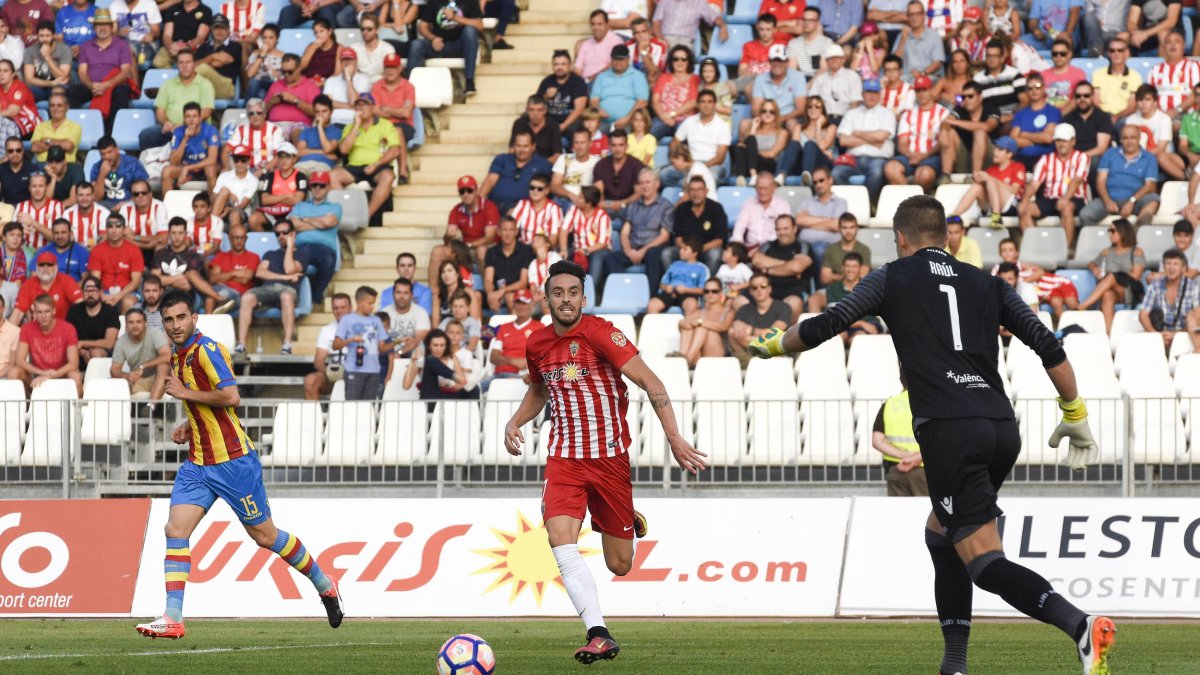 Iago Díaz quiere seguir en el Almería.
