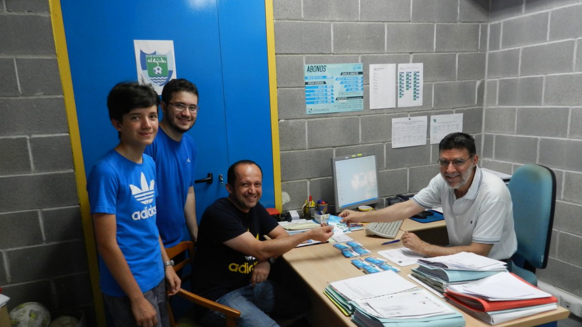 Aficionados del CD El Ejido retirando sus abonos.