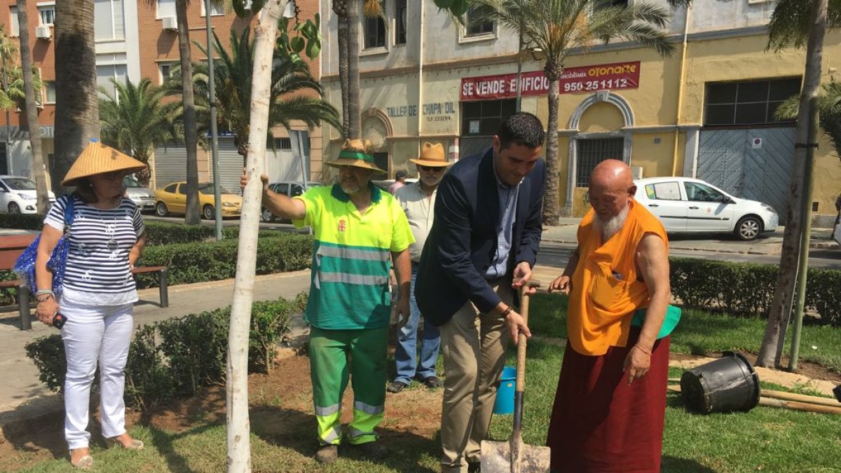 Lama Gangchen y el concejal de Servicios y Accesibilidad, Juan José Alonso.