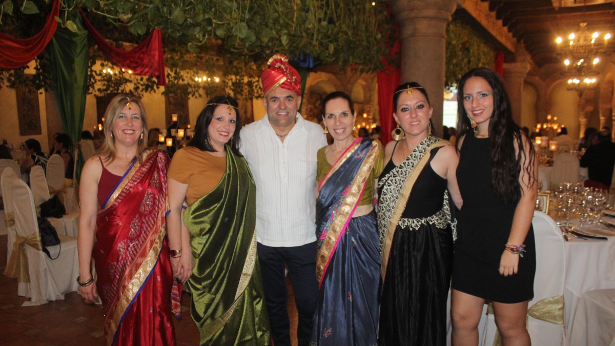 Mari Ángeles Arráez, responsable de la ONG Asha-Kiran; y el gerente del Restaurante Casa Rafael, Rafael Calatrava; con Mª José, Isabel, Vicki y Hermi