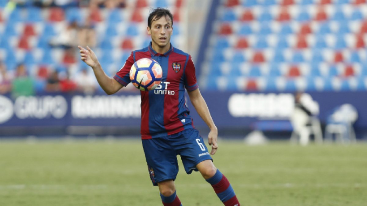 Javi Espinosa con la camiseta azulgrana.