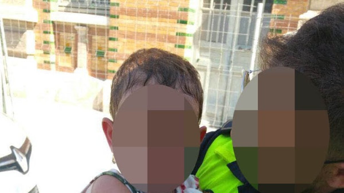 La niña tras ser rescatada por la Policía Local.