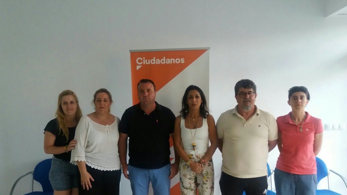 Imagen del equipo Ciudadanos Albox junto a Eva García y Marta Bosquet.