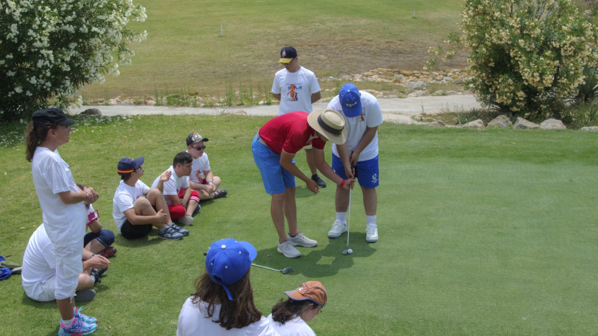 Los maestros enseñando a los jóvenes alumnos.