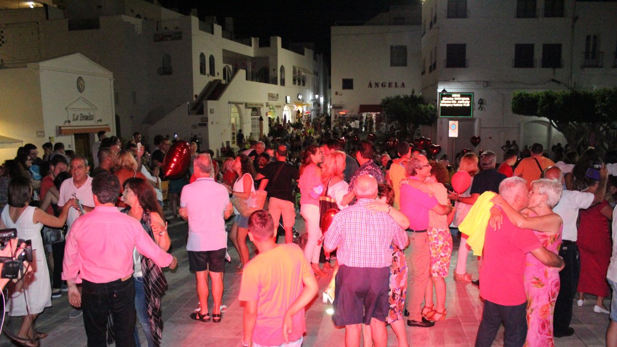 Besos en la Plaza Nueva, fotos para inmortalizar la noche, renovación de votos matrimoniales, cenas románticas en rincones únicos, y mucho más el sáb