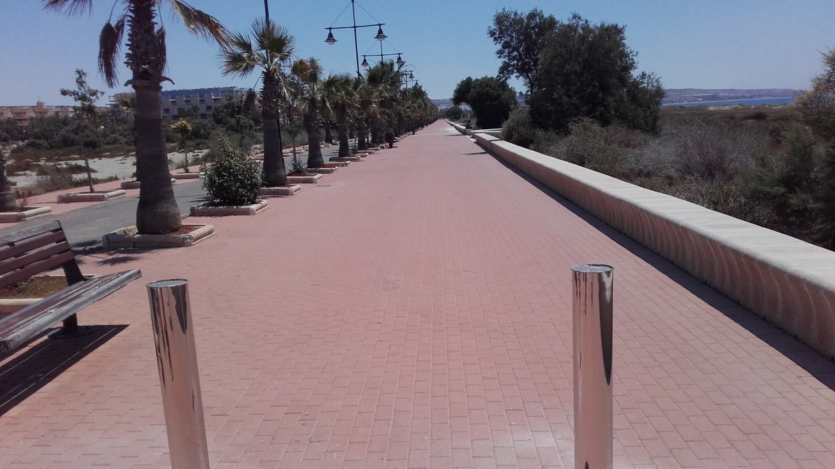 Imagen de dos pilones colocados en Almerimar.