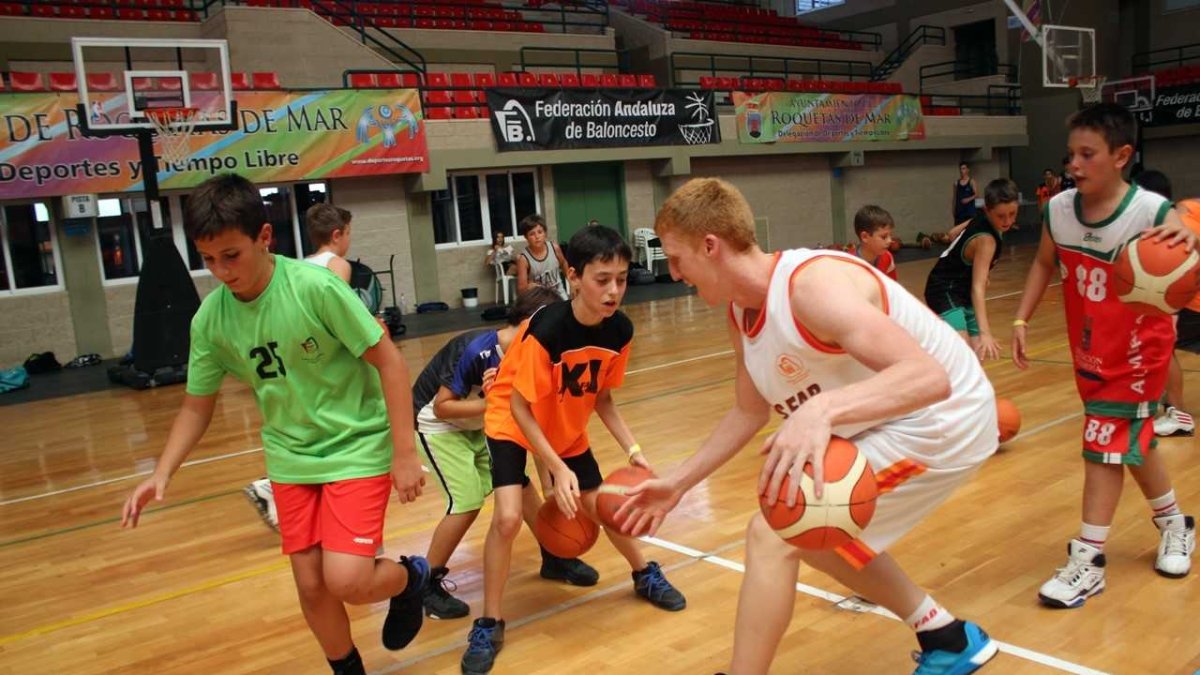 La estrella invitada se lo pasa bomba con los niños.