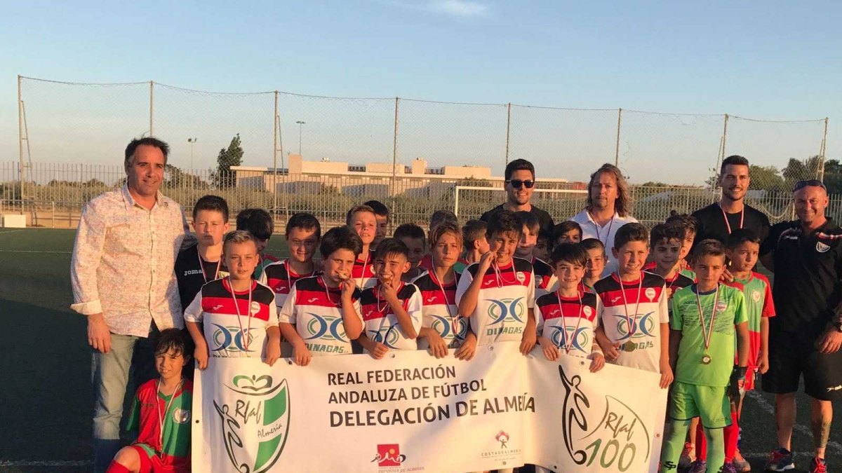Juanjo Segura entregó medallas y copas a los equipos.