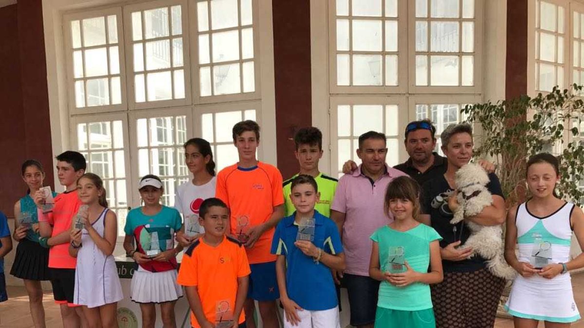 Los jóvenes tenistas en el Club Indalo.