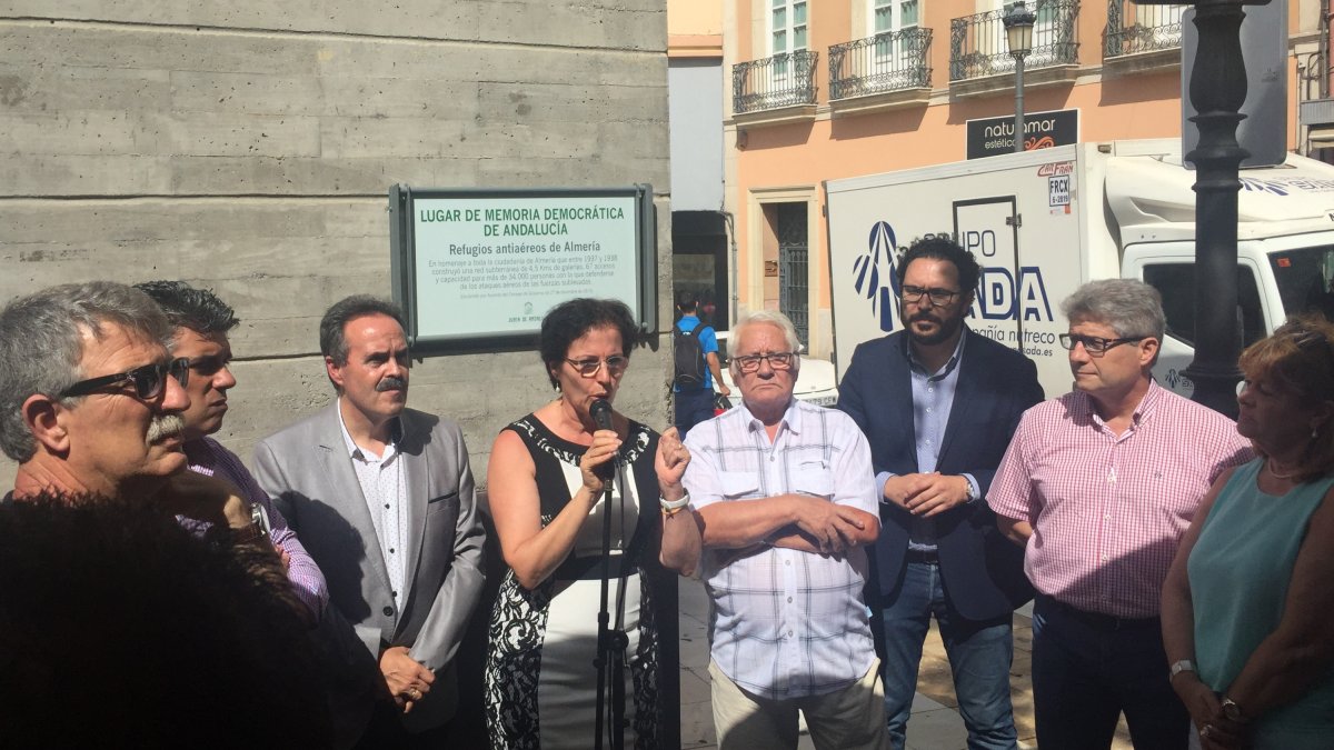 Gracia Fernández pronuncia unas palabras tras descubrir la placa.