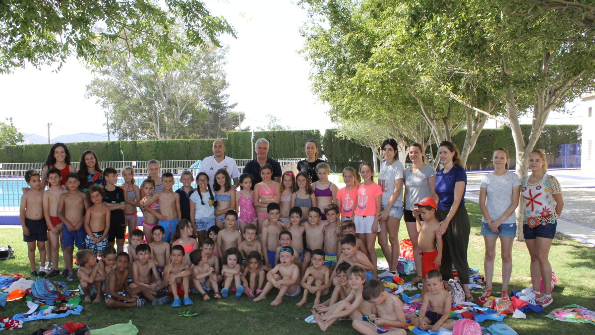 foto de familia de alumnos de la Escuela de Verano con monitores y autoridades.