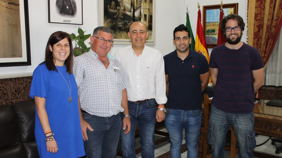 El alcalde y la concejala con uno de los empresarios y dos jóvenes beneficiados por el plan.