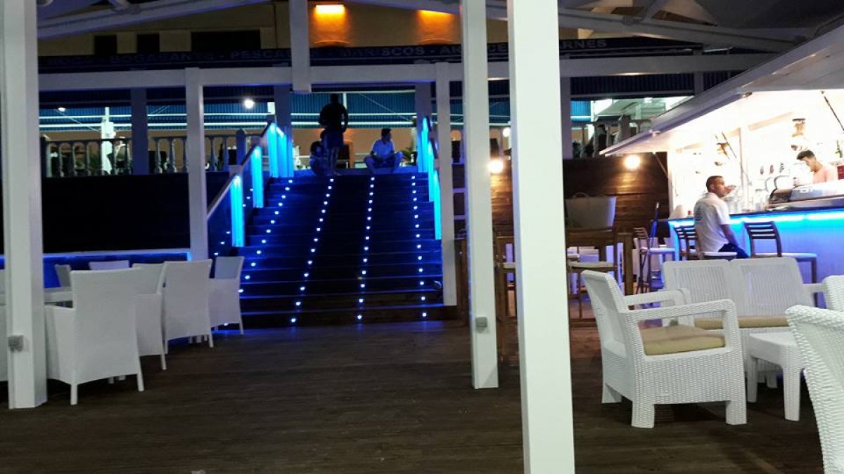 Acceso al chiringuito desde el paseo marítimo, a través del hueco realizado en la baranda. (Foto de la página de Facebook del restaurante)