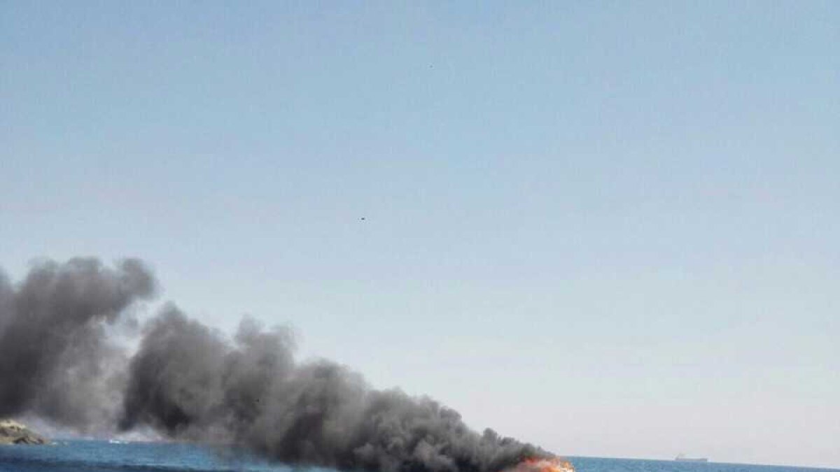 Incendio en la embarcación recreativa.