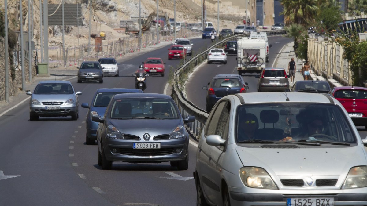 Caravana de vehículos en una carretera de Almería