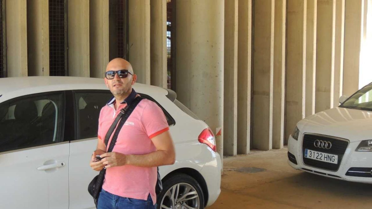 Alfonso García Piñero llegando a sus despacho en el Almería.