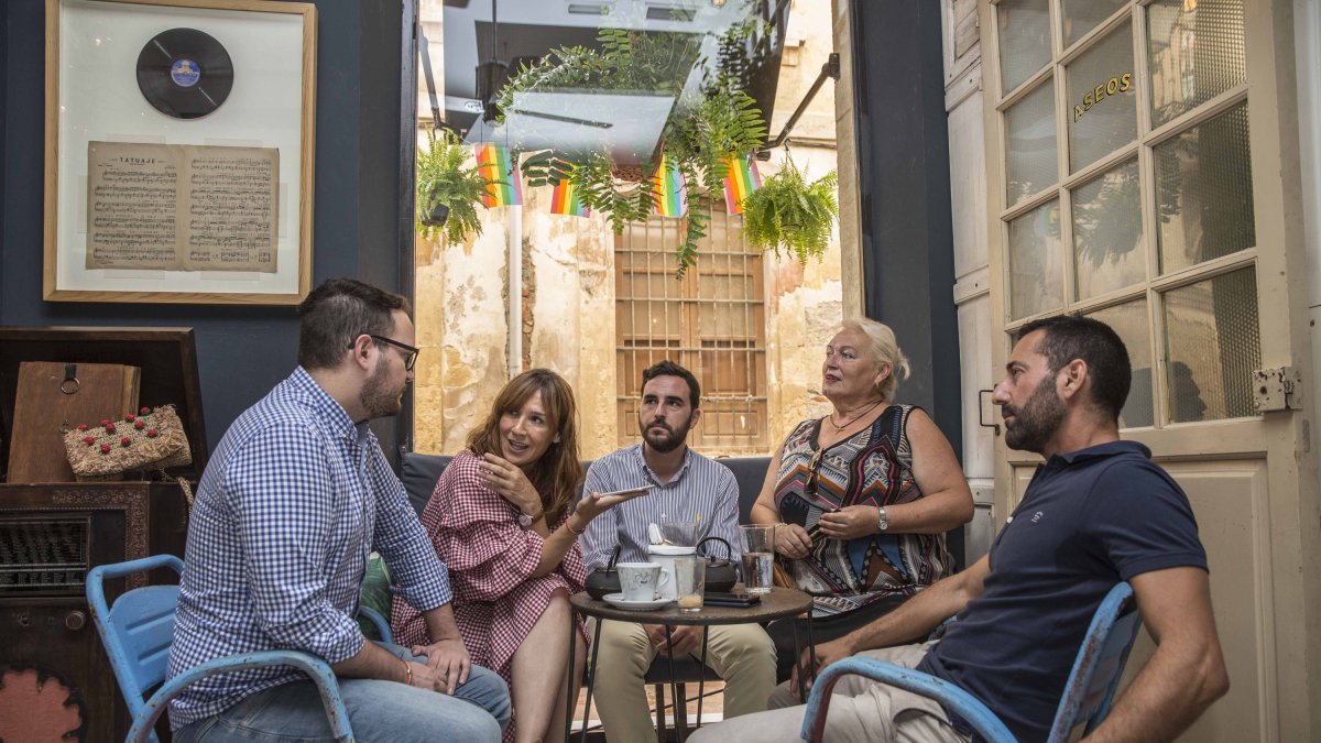 Un momento de la entrevista realizada en el bar Él vino en un barco, con López Escobar, Carlos Sánchez, Miguel Vasserot y Bibiana Montoya.