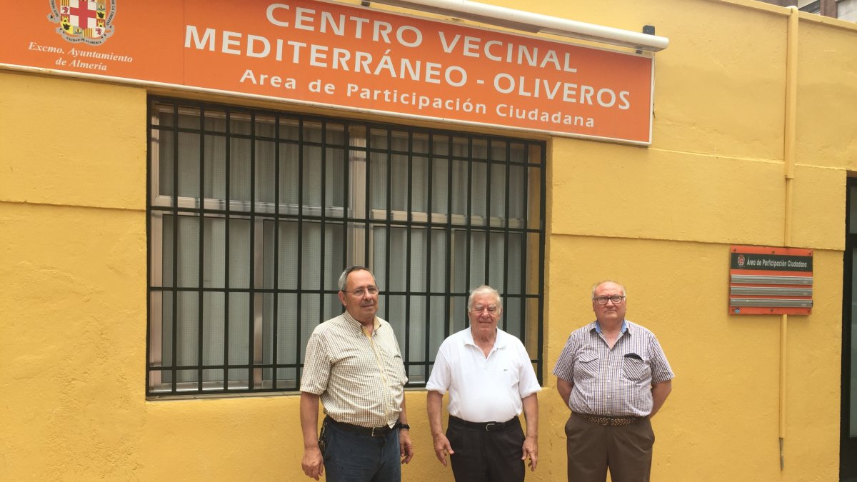 El presidente de la asociación de vecinos con dos miembros de la Junta Directiva.