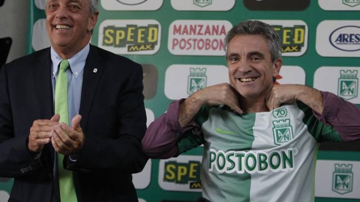 Juanma Lillo se pone una nueva camiseta.