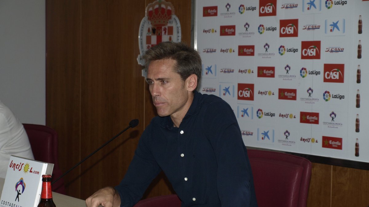 Corona en rueda de prensa.