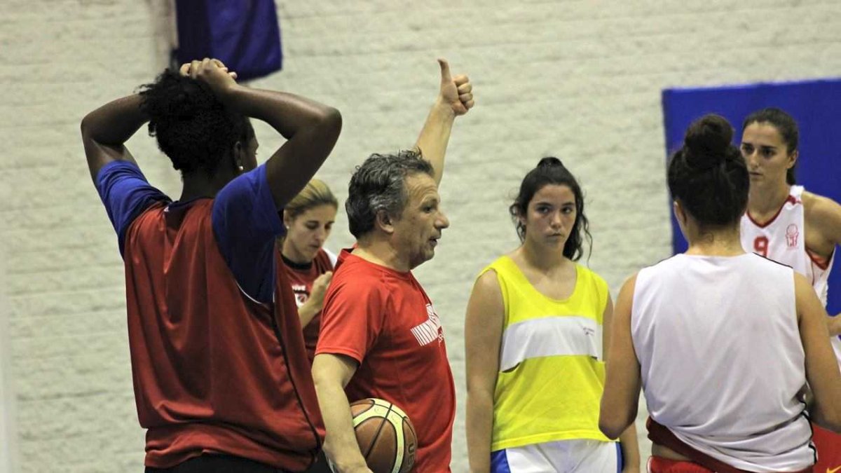 Mendi toma el mando en el equipo femenino.