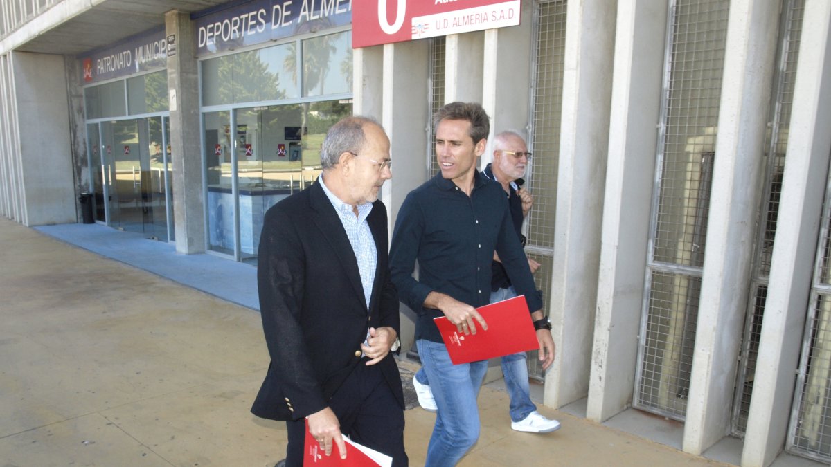 Corona y Mariano llegando a la sala de prensa.