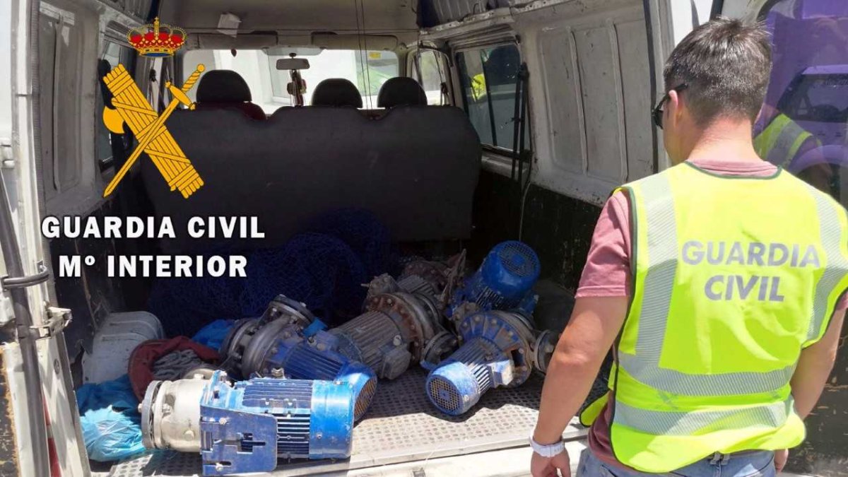 Motores recuperados por la Guardia Civil.