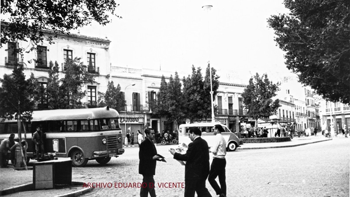 Un autobús de los años cincuenta entrando en la Puerta de Purchena.