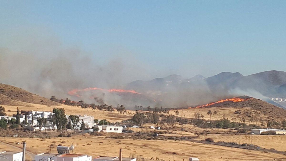 El incendio se originó en el corazón de Cabo de Gata.