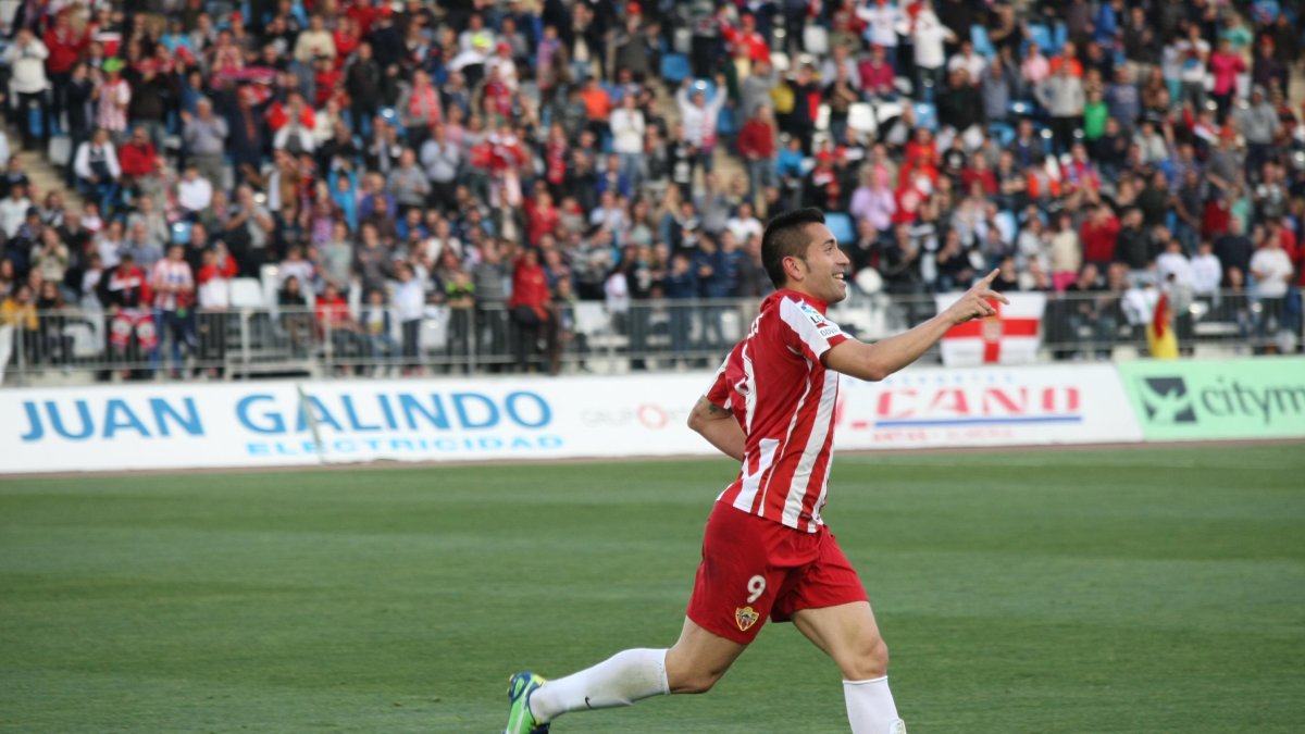 Charles se aleja del Almería.