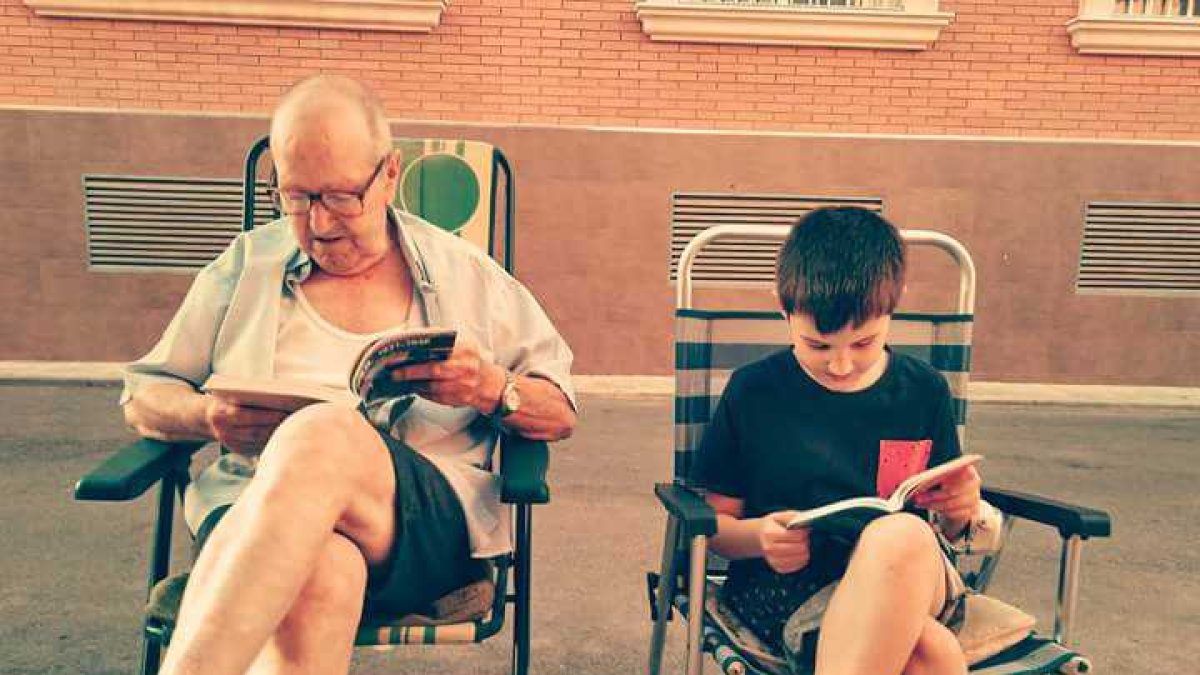 Entrañable imagen de un abuelo y su nieto.