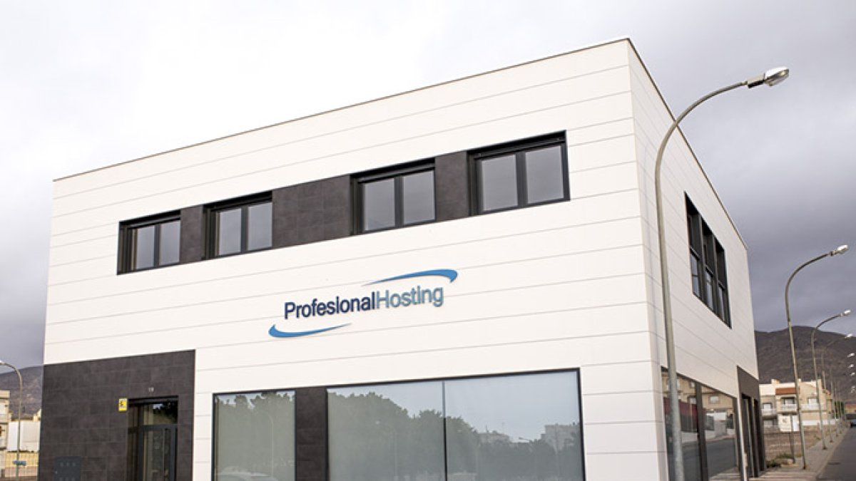 La sede de Almería se encuentra en la calle Hermanos  Machado, 19, de El Parador.