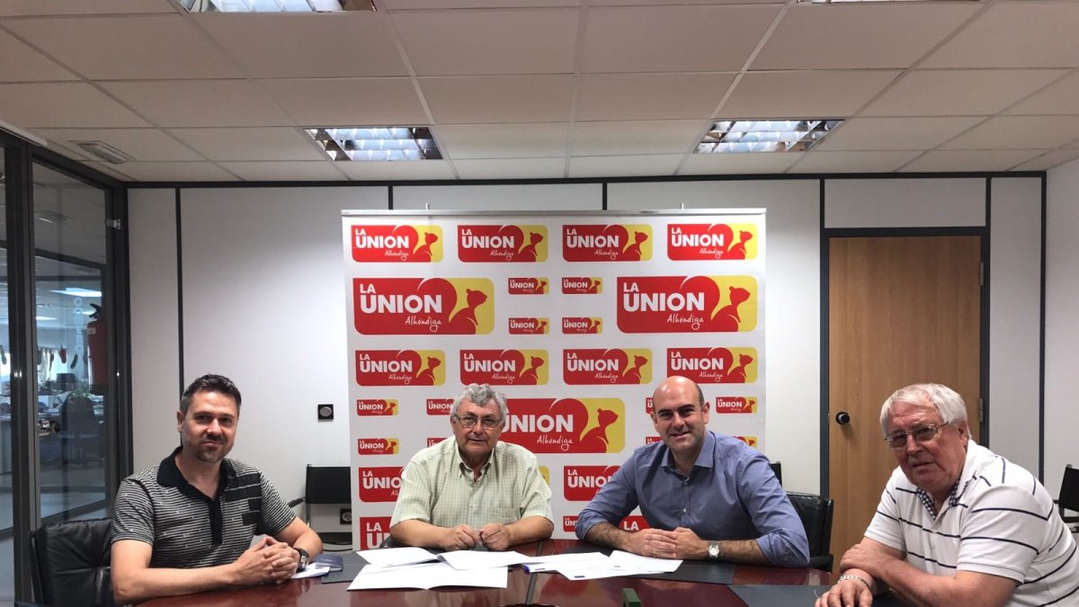 Imagen de la firma del convenio entre Cáritas y La Unión.