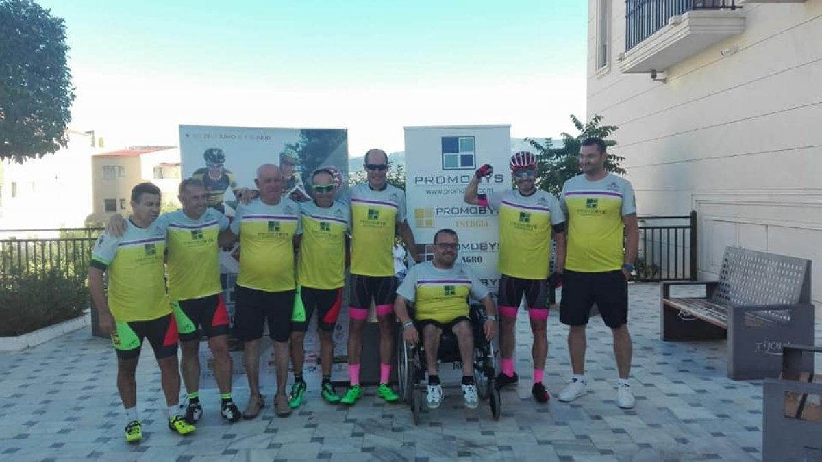 Los ciclistas con el presidente del Banco de Libros y ayudantes antes de partir el miércoles.