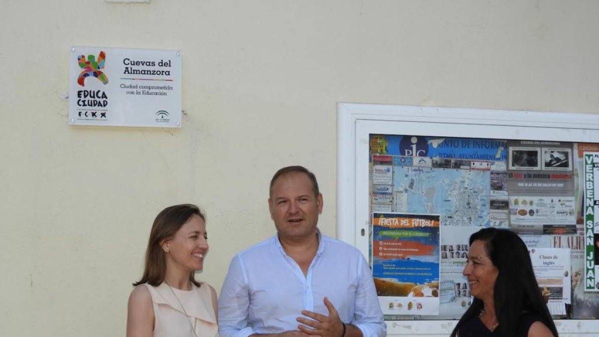 La delegada de Educación y el alcalde junto a la placa conmemorativa. La voz