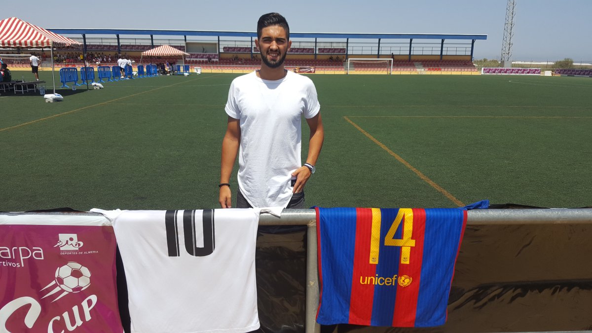 Dani García con las camisetas de su vida: La Cañada y Barcelona.