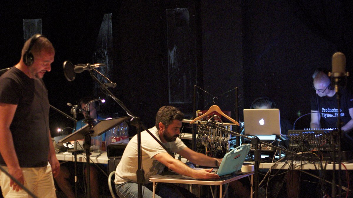 Uno de los momentos de ensayo de la obra. Fotografía de Acarta Radioteatro.