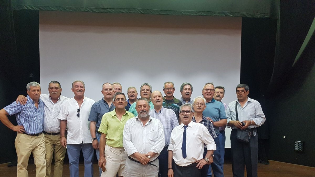 Miembros de la promoción del 63 recibidos por el alcalde en el Ayuntamiento.