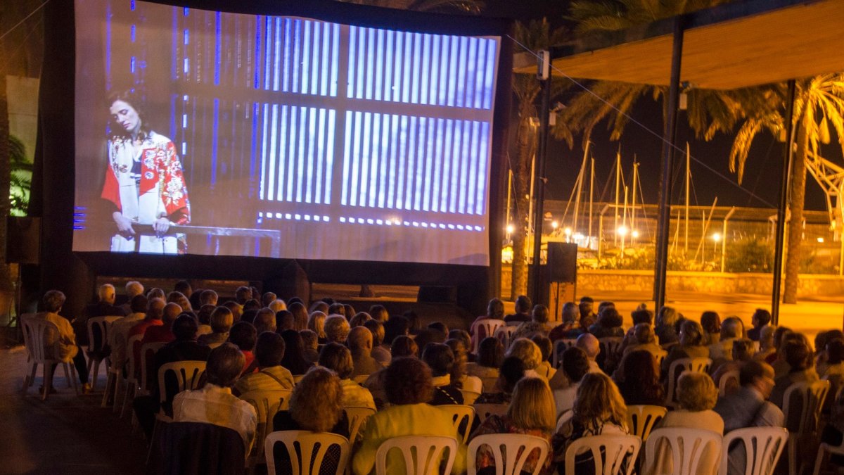 Pantalla gigante instalada en las Almadrabillas para la proyección de esta obra.